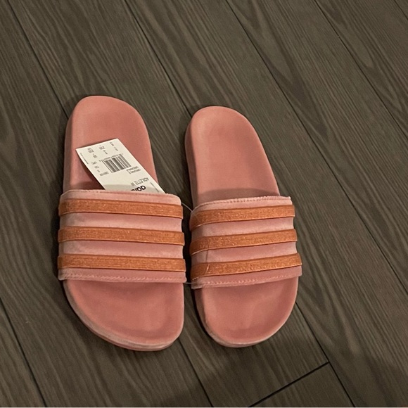 Pink adidas slides. - Picture 4 of 5